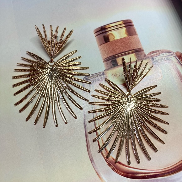 ⭐️ Big Gold Earrings - Picture 4 of 5